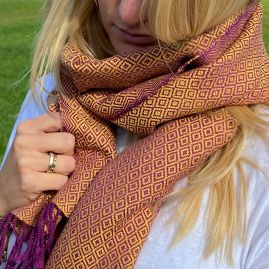 Purple and ocre scarf in diamant pattern